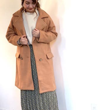 ベージュのコートにベージュのトップスで合わせ、同系色のイエローの柄スカートを合わせました◎
柄を取り入れても派手すぎずに色味をまとめたのがポイントです！