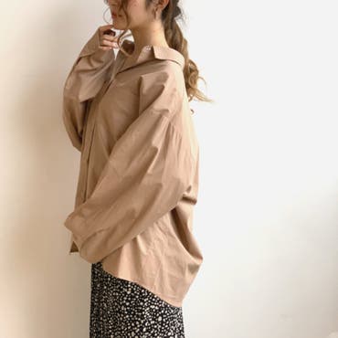シンプルなシャツは柄パンツでインパクトをプラス◎