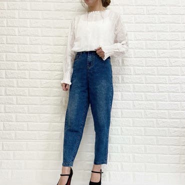 当店で大人気の春らしいブラウスと
テーパードの形が可愛いデニムです♡

ポワンとした袖が可愛く二の腕をカバーしてくれ、
透け感が女性らしさを引き立ててくれます。

テーパードのデニムはハイウエストで足長効果あり◎
ヒールとの相性抜群です！


上下ともコーディネート次第で様々なスタイルができ、
着回し力抜群なオススメのアイテムです。
ブラウスは薄手ですが、ボトムスやアウター次第で
秋口まで着れますよ♡

