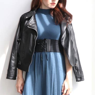 定番の黒ライダースジャケットだからこそ、コーデのマンネリ化に気をつけたいところ。
大人可愛く、カッコよく着こなすテクニックをトレンドのウエストマークと共に!!