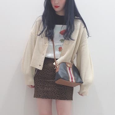 人気のショートカーディガンを使った韓国CODE★
カーディガンはシンプルなデザインなので着回し抜群アイテムです！【スタッフ/160cm】