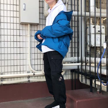 ターコイズブルーの中綿ブルゾンがポイント★
シンプルで着回し抜群のパーカーと、
今期トレンドのカーゴパンツと合わせた
シンプルコーデ＾＾
