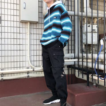 マルチボーダーがポイントのコーデ!!
シンプルになりがちな冬コーデにおすすめアイテムです★
ボトムはトレンドのカーゴパンツ合わせで韓国風にまとめました!!

【スタッフ/178cm】