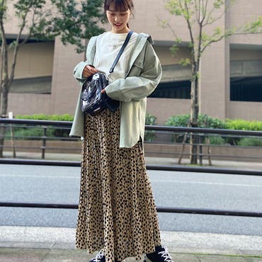 くすみ系カラーがポイントのCPOアウターを使った春コーデ(^-^)
ゆるっと着られるビッグシルエットなので、さらにトレンド感アップ♪
シンプルなクリアバッグは様々なコーデとの相性抜群なので
オススメＩＴＥＭです‼
【スタッフ/157cm】