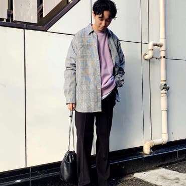 新作【TRクラシックチェックBIGシャツ】を使用したカジュアルコーデ。モダンなグレーカラーのチェックはパープルカラーで上品に。くすんだ色味もパステルな色味を選べば、優しく落ち着いた印象に。トップスがゆるめのオーバーサイズを使用しているので、ボトムスはストレートで、メリハリを。センタープレスが入ったことできっちり感が生まれ、カジュアルなスタイルを中和してくれます。シンプルなコーデには巾着バッグで旬な印象に。
【スタッフ/171cm】