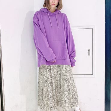 人気のカラースウェットを使ったガーリーコーデです♪大きめのスウェットはロングのプリーツスカートと合わせてゆるっとしたコーデに(^-^)
メンズパーカーはサイズ、カラーバリエーション豊富なのでお友達やカップルでのお揃いコーデにもピッタリです◎
【スタッフ/163cm】