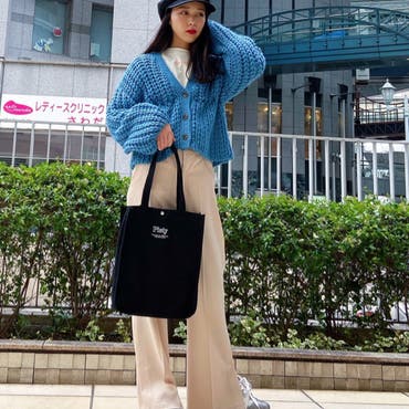 たっぷりのボリュームスリーブが可愛い、ショート丈カーディガンを使った春コーデ☆明るいカラーのパンツ合わせでさらに春らしさUP(^-^)【スタッフ/157cm】