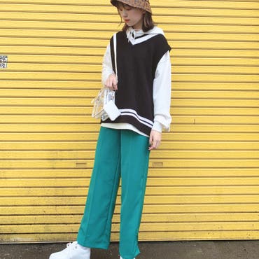 春注目のチルデンニット×カラーパンツのトレンドコーデ(^-^)
パーカーとスニーカー合わせでカジュアルコーデに♪♪
【スタッフ/170cm】