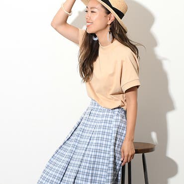 ほんのり立ち上がった太めのリブネックで襟元が開きすぎず、品のあるきちんと感をプラス◎
ラグランデザイン×フレンチスリーブのカットソーです♪