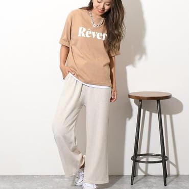 夏感溢れる柔らかいコットンリネン素材のワイドパンツにロゴTシャツを合わせて、涼し気なカジュアルスタイルに♪