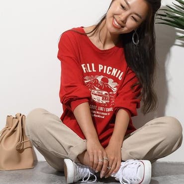 大きめのロゴプリントが大人可愛くカジュアルなスタイリングに◎