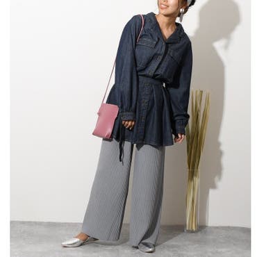 デニムシャツとプリーツワイドパンツを合わせてカジュアルなスタイリングに♪
シルバーのパンプスが上品なアクセントになります◎