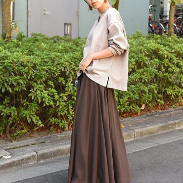 キーネック、ステッチ、袖口のリブデザインがシンプルな中にもこなれ感をプラスするプルオーバーとロングフレアスカートで女性らしさアップのスタイリングに♪