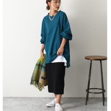 ゆったりとしたバルーンスリーブカットソー×タイトスカートでコーデにメリハリを★女性らしさを出しつつ抜け感も忘れない仕上がりに◎