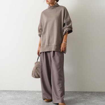 バルーンスリーブのスウェットにシンプルなワイドパンツで、ゆるっと抜け感のあるスタイリングに♪
ファーバッグを合わせて季節感UP◎