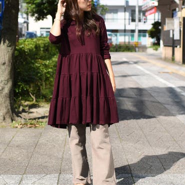 動きのあるティアードデザインが女性らしい印象にしてくれるスタイリング♪
秋らしいワインカラーでシックな仕上がりに◎