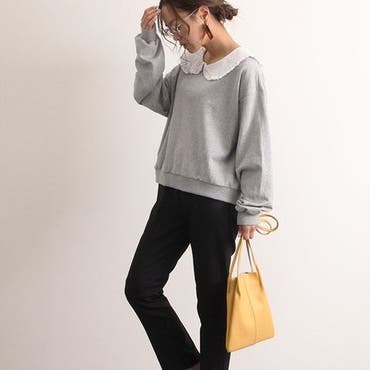 フリルの付いた丸襟が大人可愛いライトスウェットです♪
肩まで広がったフリル襟がデコルテラインをすっきり綺麗に見せ、女性らしさを演出♡