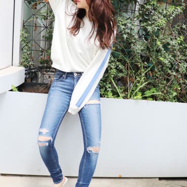 去年人気だったラインニットTOPS。
新色のオフホワイトを着用。
シンプルでデニムにぴったりのアイテムになっています☆
シューズは毎シーズン発売している大人気のポインテッドミュール☆新色のピンクもおすすめです。