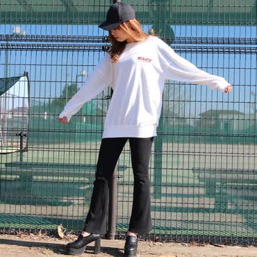 ゆるっとしたリラクシーなシルエットのカジュアルなTOPSにフレアパンツ合わせでトレンドライクに仕上げたスタイリング♪