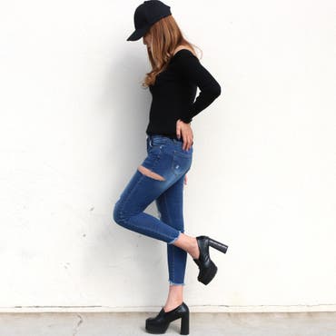 サイドダメージのDENIMが映えるシンプルなスタイリング♪
