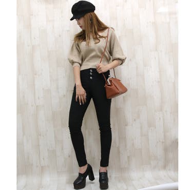 パフスリーブが女性らしいシルエットのニットにハイウエストボトムを合わせたスタイリング♪
がま口BAGをPOINTにシンプルながらオシャレな雰囲気♪