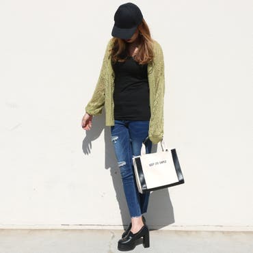 ライムのカーディガンがメインのスタイリング♪
capとロゴbagでカジュアルな雰囲気ながらも、カーディガンの
フェミニンなバルーン袖と透け感でレディー感をプラス◎

