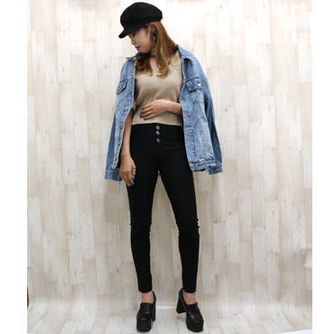 BLACKのハイウエストスキニーパンツはストレッチが効いていて穿き心地◎♪ベージュとデニムの色合いが春らしい雰囲気♪