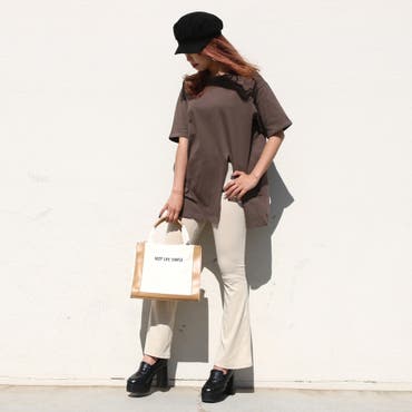 FRONTスリットがオシャレ感をブラッシュアップしてくれるチュニックにフレアパンツを合わせてシンプルながらもこなれ感のあるスタイリングに♪

