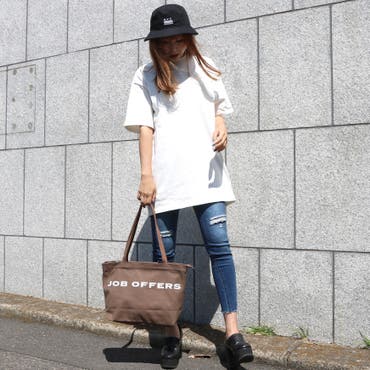 DENIM×TシャツのシンプルなスタイリングにキャンバスBAGと旬のバケットハットをプラスすることでオシャレ感が増します◎