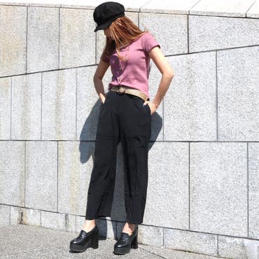シングルユース出来るSET UPのパンツにピンク色のTOPSを合わせたスタイリング♪