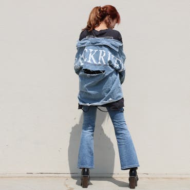 リラクシーなシルエットのデニムシャツはBACKロゴがキャッチー♪
トラッドなデニムシャツもダメージ感とロゴデザインでアップデートされた雰囲気に◎