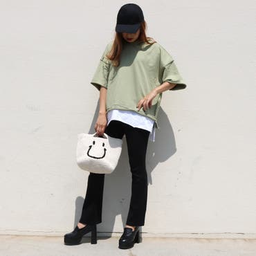 重ね着が嫌な方でも1枚で簡単にレイヤードスタイルが完成するフーディー♪
SMILEバッグは近日発売♪