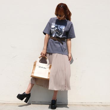 カジュアルな転写Tシャツにシフォンスカートを合わせればガーリーな雰囲気に好転♪