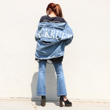 BACK SHOTが映えるデニムシャツを着用したスタイリング♪
程良いダメージ感が◎♪