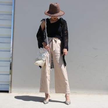新作の麻混ワイドパンツ♪
カギ編みのカーディガンとの組み合わせがナチュラルな風合いでベストマッチング♪