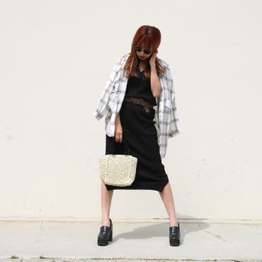 女性らしいタイトなワンピースもチェックシャツをプラスすることでカジュアルにも着こなせます♪