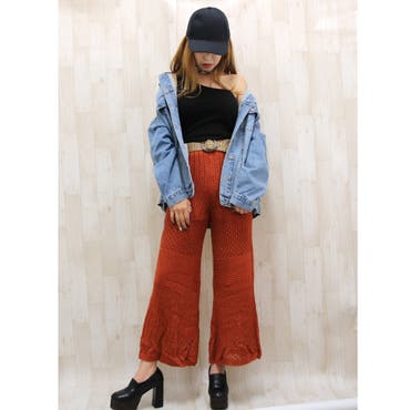 オレンジ色のワイドパンツが目を引くカジュアルな雰囲気のスタイリング♪
ワンショルインナーを忍ばせればオシャレ感がぐっと増します♪