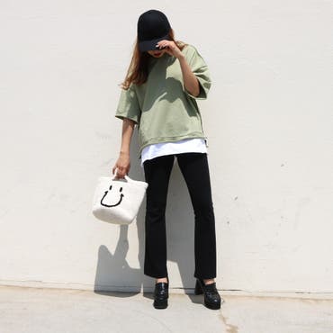 重ね着が嫌いな方でも1枚でレイヤードスタイルが完成するフーディー♪ニコちゃんBAGがスタイリングに可愛らしさをプラスしてくれます♪