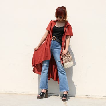 羽織りとしても使えるシャツチュニックは長めの丈感で、さらっと着用できて◎マクラメBAGをプラスしてシーズンムード高まる仕上がりに♪