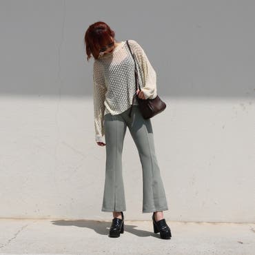 シーズンムード高まるかぎ編みニットはゆるっとした着用感♪
フレアパンツを合わせればMODEな雰囲気ながらも、ナチュラルなカラーで甘さもプラス♪