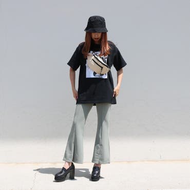 カジュアルなTシャツ×フレアパンツのスタイリング♪