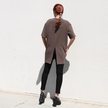 BACKスリットで後ろ姿もオシャレな雰囲気に♪