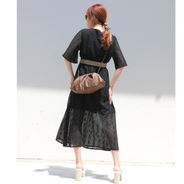 総レースワンピースはフェミニンな雰囲気で大人可愛い印象に♪
コロンとした丸みのあるショルダーBAGをプラスして♪