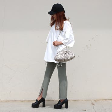 定番のカジュアルなゆるっとしたTシャツもフレアパンツを合わせれば今っぽさがプラスされます♪