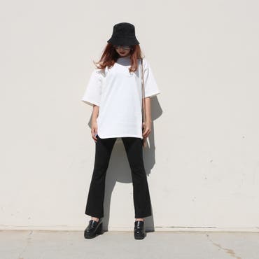シンプルなゆるT×フレアパンツの組み合わせもバケハをプラスすることでトレンドライクな仕上がりに♪