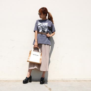 カジュアルなTシャツもフレアスカート合わせでレディに好転♪