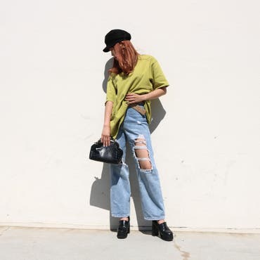 ダメージ加工のデニムワイドパンツは程良い肌見せが出来て◎