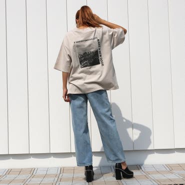 カジュアル派に嬉しいリラクシーなシルエット＆バックプリントのTシャツは楽ちんな着用感で体型カバーにもオススメです◎