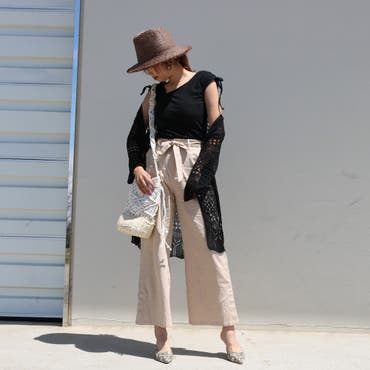 麻ワイドパンツ×かぎ編みカーディガンの組み合わせがナチュラルな雰囲気のスタイリング♪