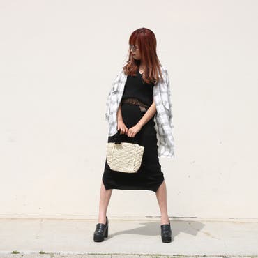 タイトなワンピースもチェックシャツ合わせでカジュアルな装いに♪